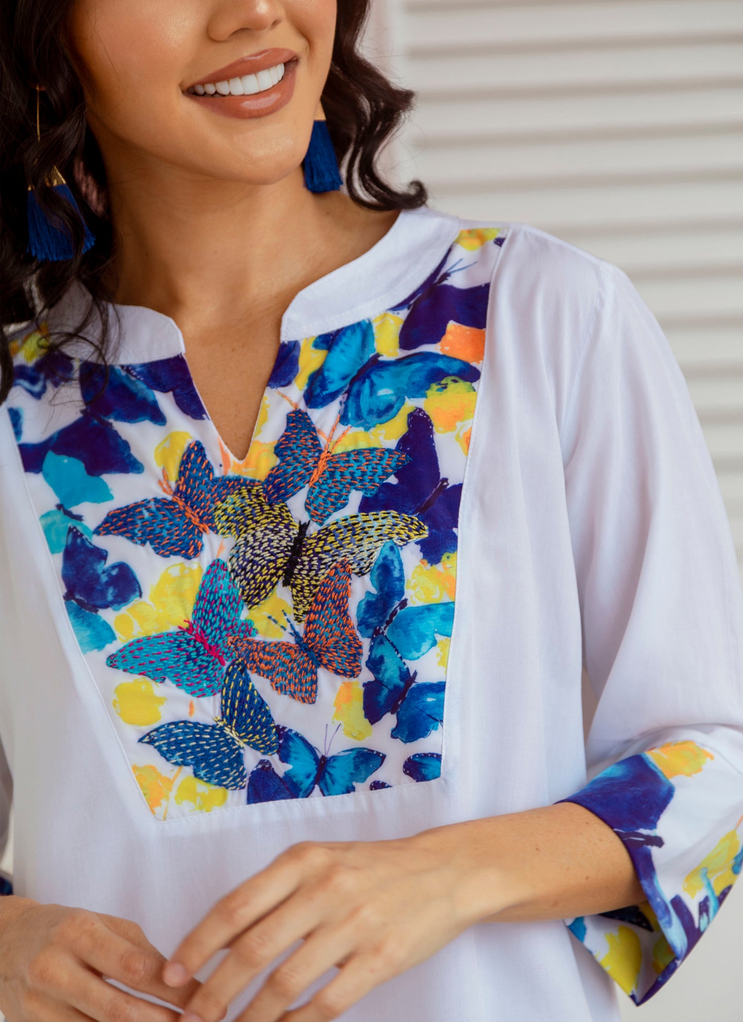 Blusa Cuello Nerú Mariposas Bordada a Mano