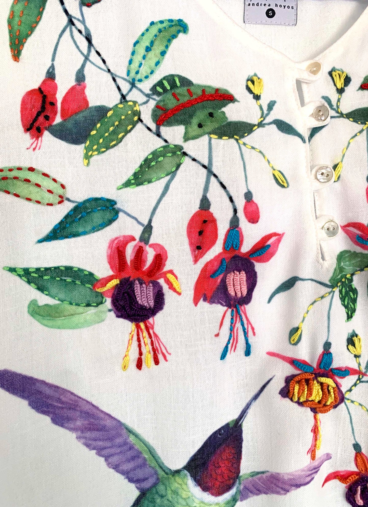 Blusa Cuello en V Colibrí Bordada a Mano